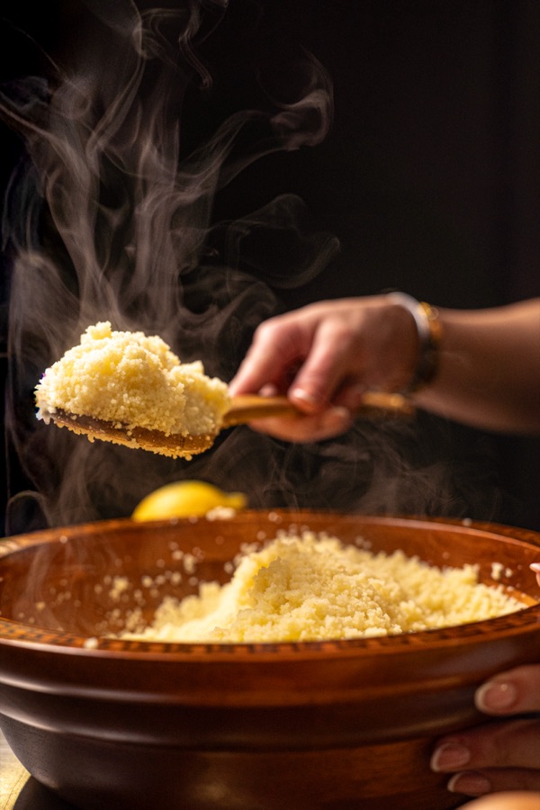 Vapor a subir do couscous, preparado à mão no Oriental Bowls