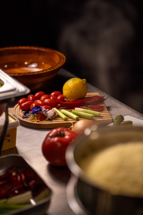 Ingredientes frescos selecionados para o couscous