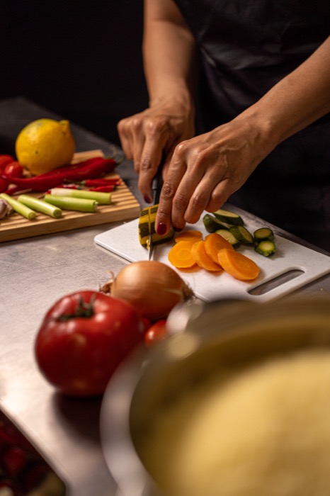 Preparação artesanal dos legumes à mão